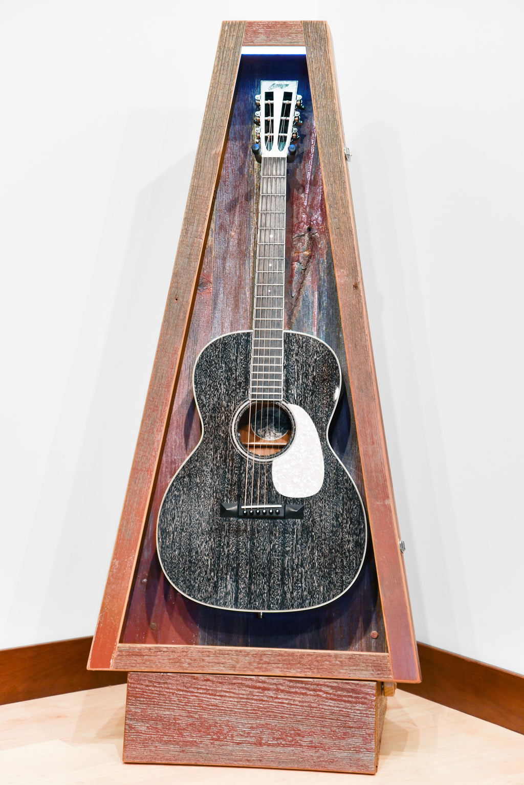 ClimaStand Triangle Humidor with Base - Reclaimed Barnwood (Red)