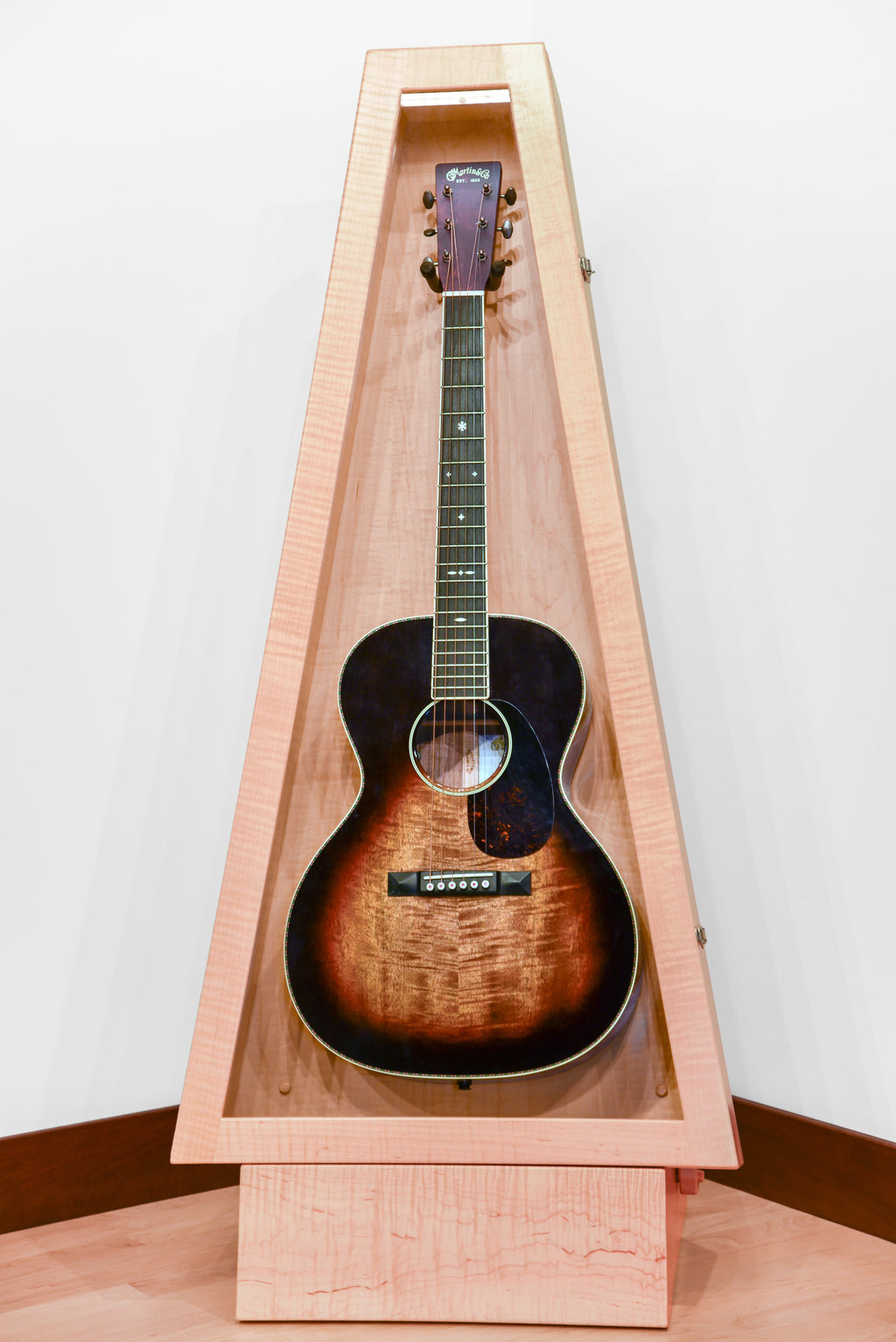 ClimaStand Triangle Humidor with Base - Flamed Maple