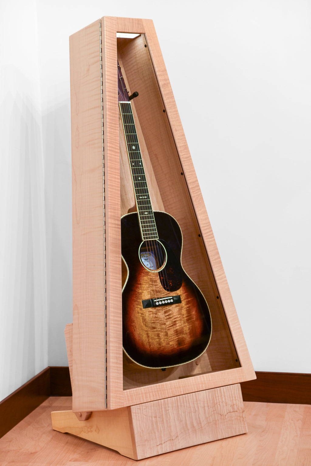 ClimaStand Triangle Humidor with Base - Flamed Maple