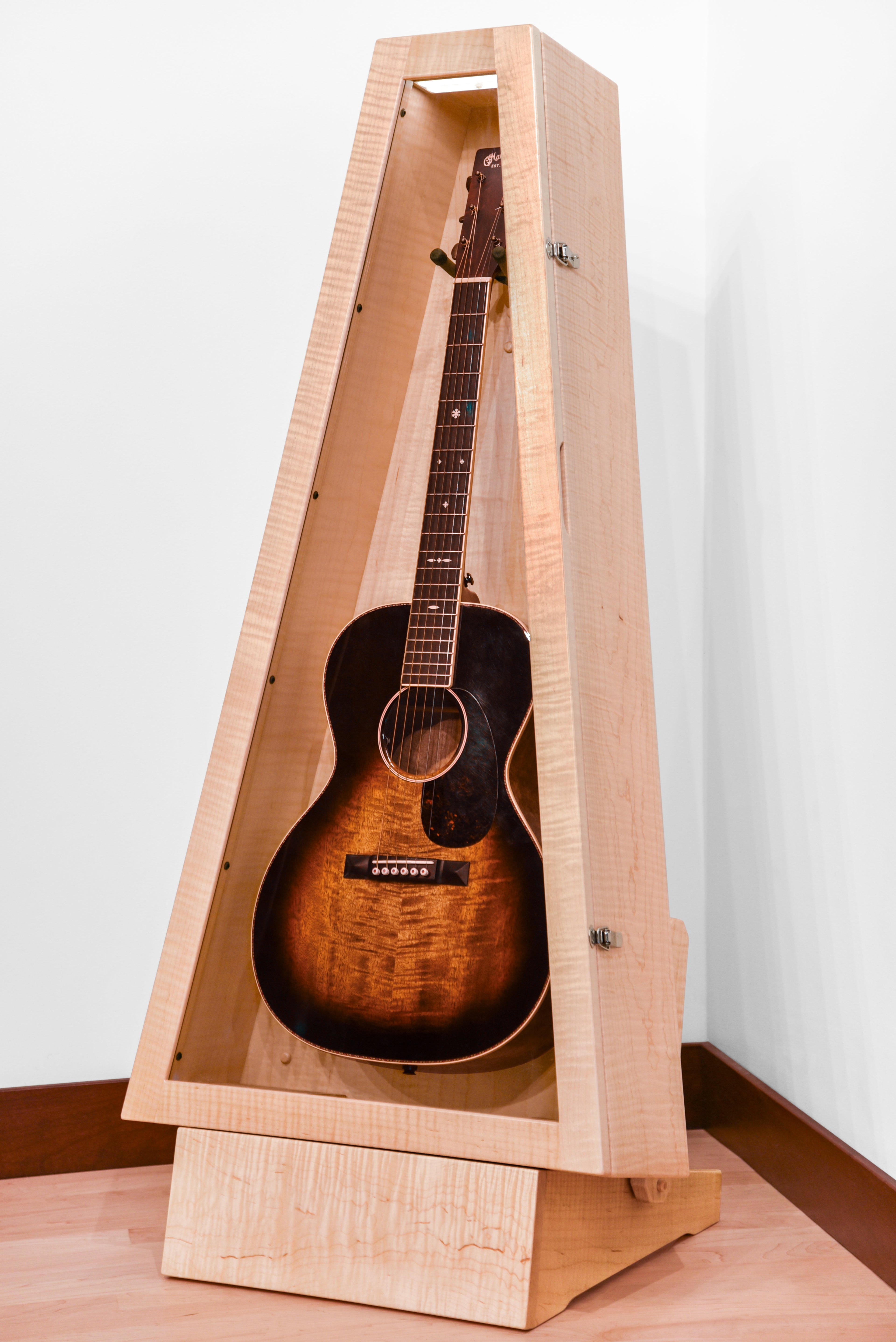 ClimaStand Triangle Humidor with Base - Flamed Maple