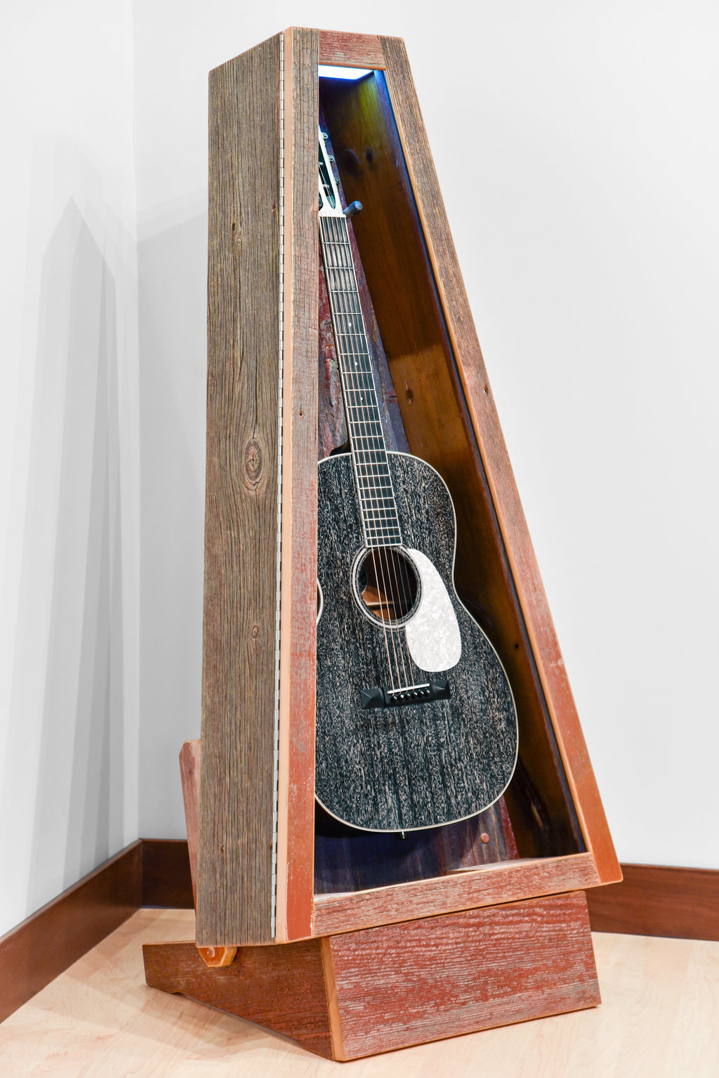 ClimaStand Triangle Humidor with Base - Reclaimed Barnwood (Red)