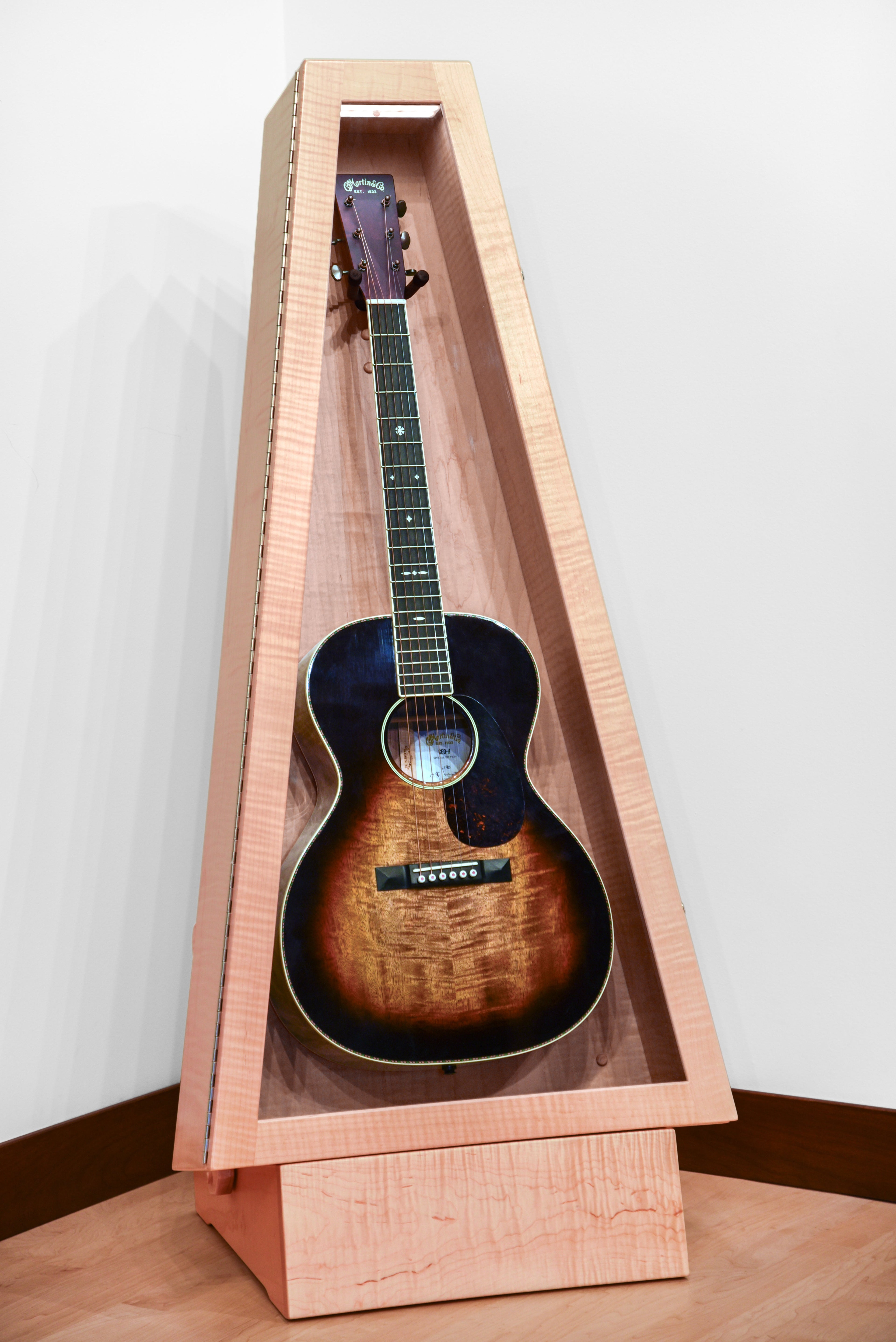 ClimaStand Triangle Humidor with Base - Flamed Maple