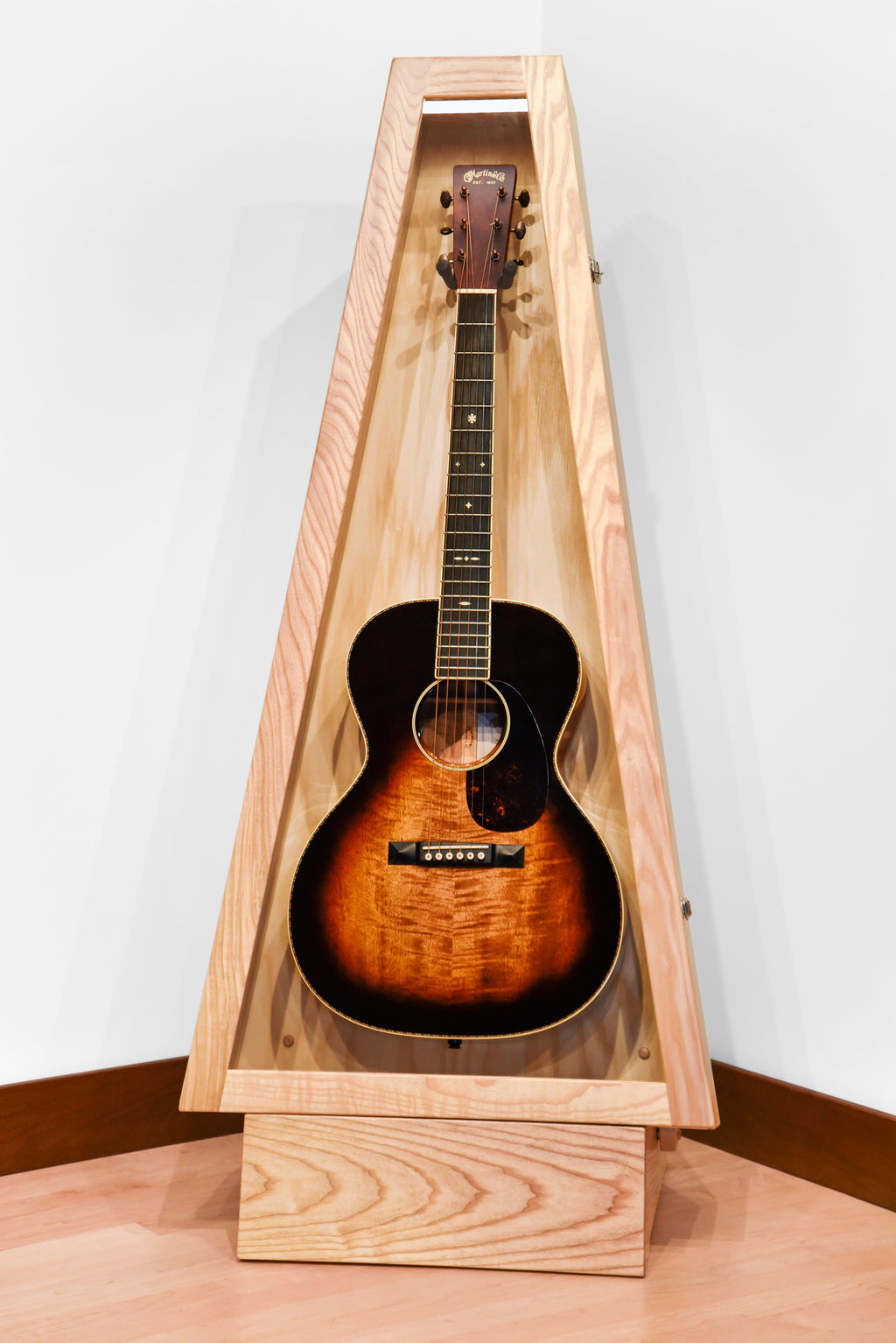 ClimaStand Triangle Humidor with Base - Northern White Ash